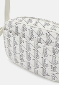 Lacoste DAILY LIFESTYLE SEASONAL - Borsa a tracolla - white