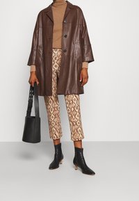 Repeat Sweter