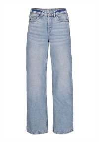 Jeans de pierna ancha en azul claro, confeccionados en denim. Cuentan con una cintura alta, bolsillos frontales y cierre de botón. Lavado desgastado con una textura sutil.