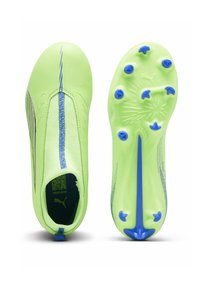 Scarpe da calcio verde chiaro con una superficie liscia, dettagli neri e blu, e una suola blu testurizzata con sei tacchetti.