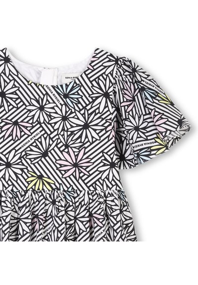 Witte jurk met zwarte en pastelkleurige bloemenpatronen, horizontale strepen, ronde halslijn, korte pofmouwen en een geplooide taille.