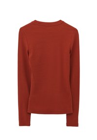 Top de punto acanalado de manga larga en color naranja quemado, mostrado desde la parte de atrás con cuello redondo y dobladillo recto.