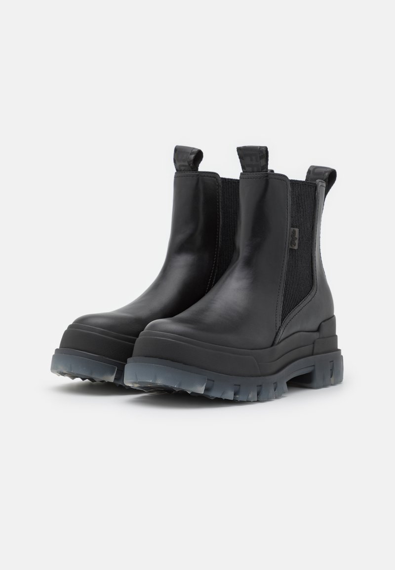 Schwarze Leder Chelsea-Stiefel mit elastischen Seitenpaneelen, chunky schwarzen Gummisohlen und Zuglaschen für einfaches An- und Ausziehen. Strukturiertes Finish auf dem Leder.