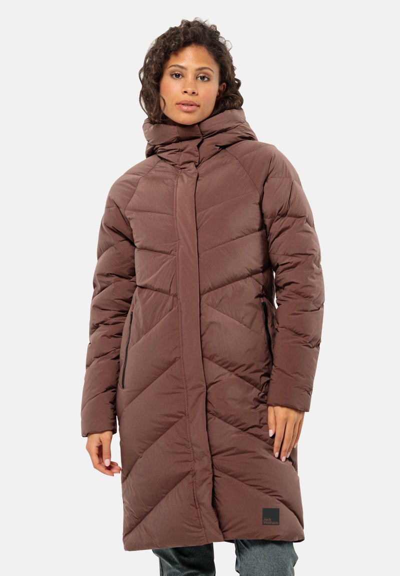 Braune Daunenjacke mit hohem Kragen, gestepptem Design und zwei Seitentaschen, mit einem Logo-Tag am Saum. Weicher, strukturierter Stoff.