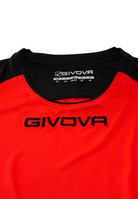 Červené sportovní tričko s černými akcenty, s kulatým výstřihem, krátkými rukávy a vyšitým logem "GIVOVA" černou barvou na hrudi.