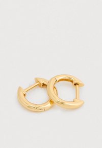 Náušnice v tvare kruhov so zlatým tónom, zaobleným a zakriveným dizajnom. Hladký povrch, zabezpečené pántovým zapínaním s lešteným povrchom.