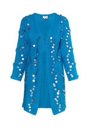 Cardigan tricotat turcoaz cu decolteu adânc în V, având accente de paiete reflectorizante împrăștiate și margini desfăcute, cu mâneci de lungime 3/4.