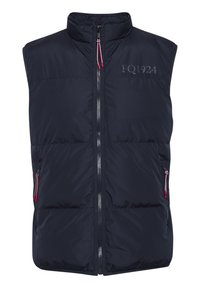Marineblå puffervest med høy krage, frontglidelås, røde detaljer på lommene, og 'FQL924' logo trykket på brystet. Glatt, polstret tekstur.