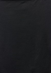 Sort bomulds T-shirt med ribbet struktur, der har en rund halsudskæring og et enkelt design uden mønstre eller ekstra detaljer.
