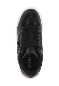 Sneaker nera Guess con punta testurizzata, lacci spessi, zip laterale e suola bianca, vista dall'alto.
