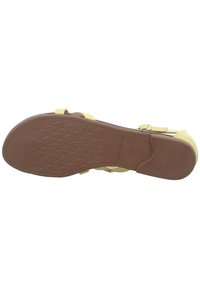 Gul sandal med justerbart band och brun gummisula, med en texturerad botten och logotyptryck. Slät läderöverdel.