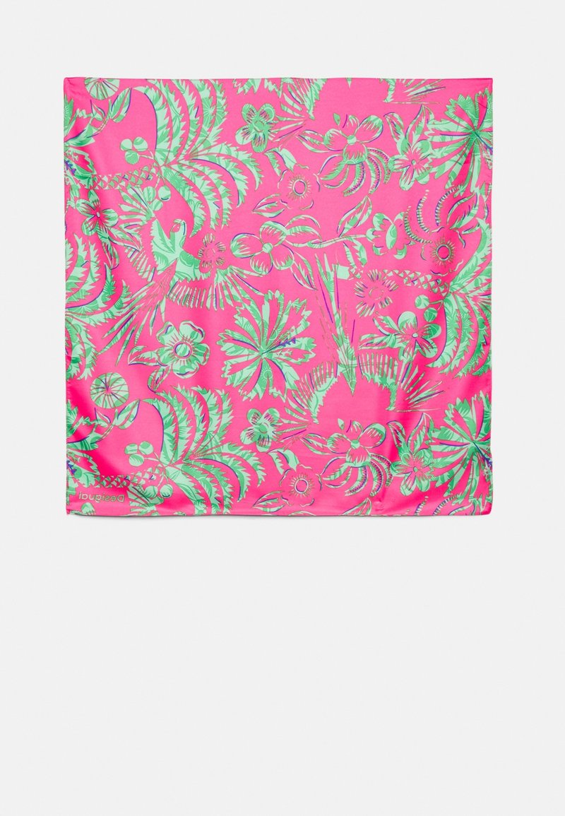 Écharpe rose vif avec motif de feuilles tropicales vertes, fleurs et oiseaux, étalée à plat.