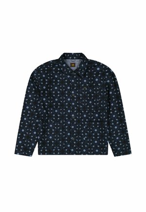 Dunkelblaue Knopfleiste-Jacke mit schwarzem und hellblauem geometrischem Blumenmuster und drei Vorder-Pockets, flach auf weißem Hintergrund ausgelegt.