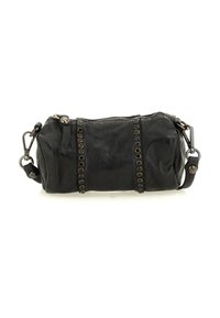 Borsa in pelle nera dalla forma tondeggiante, con chiusura a zip, anelli metallici decorativi e tracolla removibile.