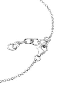 Silberne Halskette mit Karabiner, bestehend aus ovalen Gliedern und einer glatten, glänzenden Oberfläche; besteht aus miteinander verbundenen Ringen und einem charakteristischen Detail.