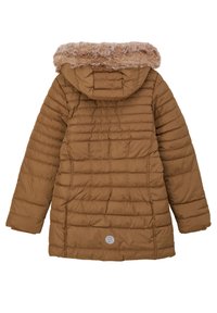Braune Daunenjacke mit Kapuze, mit einem Kunstfellbesatz, gestepptem Design und einem Emblem auf der linken unteren Seite. Glatte Textur.