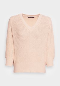 Suéter de color rosa claro, con cuello en V y corte holgado. Presenta una textura acanalada, mangas de tres cuartos y un dobladillo ligeramente redondeado.