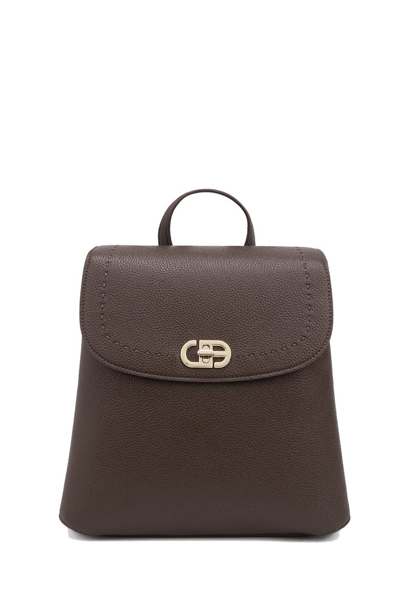 Sac à dos en cuir brun avec une finition texturée, doté d'une fermeture à rabat, de ferrures dorées et d'une poignée supérieure. Design compact et structuré.
