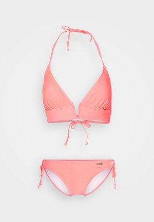 Roze bikini set met een haltertop met verstelbare strikjes en bijpassende onderkant met zijsstrikjes, vervaardigd uit een zachte, rekbare stof.