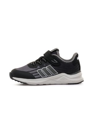 Baskets de sport noires et grises avec semelle blanche, lacets et bande velcro, présentant un grand « M » blanc en contour sur le côté.