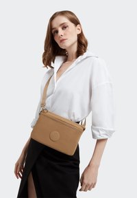 Kipling RIRI PK+ - Bandolera - soft almond