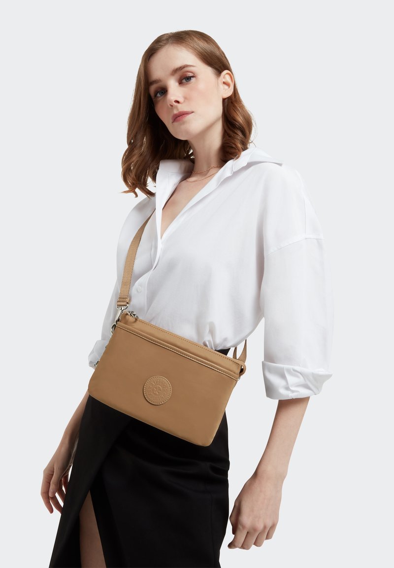 Kipling RIRI PK+ - Bandolera - soft almond