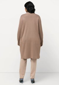 Ulla Popken LONG OPEN FRONT SWEATER - Strickjacke - sand