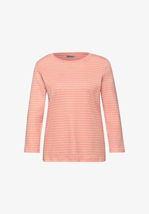Chemise rose corail à manches longues avec de fines rayures blanches horizontales et un col rond, présentée sur un fond blanc uni.