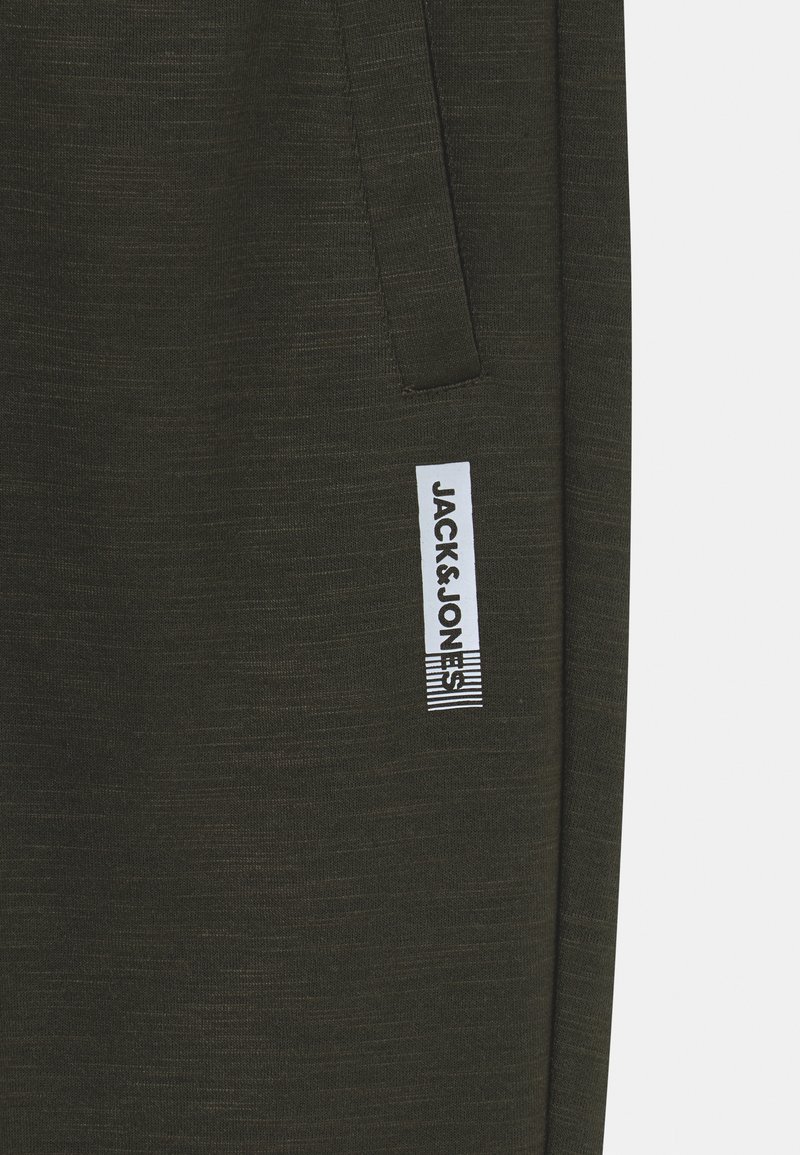 Kinder Shirts | Jack & Jones Performance JJIWILL JJZSWEAT PANT JR Jogginghose forest night/grün - EK78335 Kinder Shirts | Jack & Jones Performance JJIWILL JJZSWEAT PANT JR Jogginghose forest night/grün - EK78335