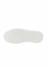 Suela de zapatilla blanca con un diseño de goma texturizada, que presenta patrones de espiga y un logo circular cerca del talón. Acabado suave y duradero.