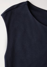 Námořnická modrá bezrukávová blůza z měkké tkaniny, s kulatým výstřihem a hladkým povrchem bez viditelných švů.