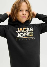 Hoodie nera realizzata in tessuto morbido, con grafiche del logo in oro e argento. Include una tasca frontale a marsupio e un cappuccio regolabile con coulisse.
