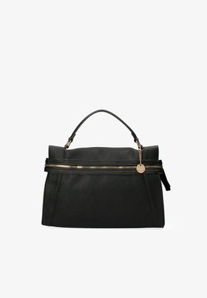 Sac à main en cuir noir texturé avec une poignée supérieure, une fermeture éclair dorée sur le devant et un petit pendentif rond doré attaché par une chaîne.