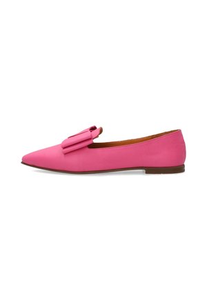 Pink flad sko med spids tå, bred foldet rem over overdelen og en brun lav hæl.