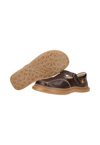 Braune Lederschuhe mit einer abgerundeten Zehenpartie, ausgestattet mit einem Klettverschluss, weißen Nähten und einer strukturierten Gummisohle mit geprägten Buchstaben.