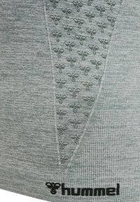 Tissu gris avec un motif de petits logos d'abeille et le nom de marque noir "hummel" brodé en bas.