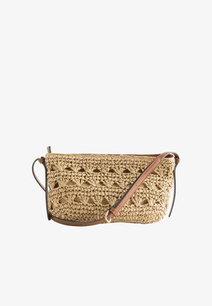 Mazs bēšs austs maiss ar brūnu regulējamu ādas siksnu pāri plecam un caurvērtu pinuma rakstu.