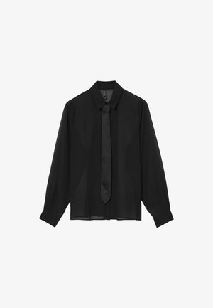 Blusa nera semi-trasparente a maniche lunghe con colletto classico e cravattino in satin attaccato, esposta su uno sfondo bianco.