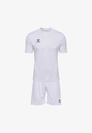 Hvid atletisk trøje og shorts sæt lavet af letvægtsstof. Korte ærmer, rund halsudskæring og sort logo-detaljering på brystet og shorts.