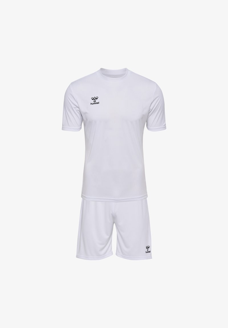 Hvid atletisk trøje og shorts sæt lavet af letvægtsstof. Korte ærmer, rund halsudskæring og sort logo-detaljering på brystet og shorts.