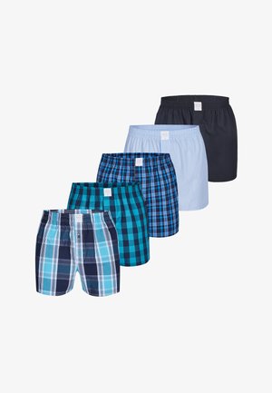 Fünf Paar Herren-Boxershorts mit elastischem Bund in Blau- und Schwarztönen, mit einfarbigen und verschiedenen karierten Mustern, ordentlich in einer Reihe angeordnet.