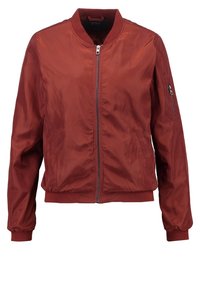 Rote Bomberjacke aus glattem, leichtem Material. Verfügt über einen Reißverschluss vorne, gerippte Bündchen, einen Gummizug am Saum und eine Reißverschlusstasche am Ärmel.