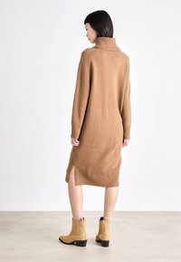 GANT DETAIL ROLLNECK DRESS - Pletené šaty - cacao