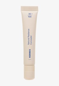 Beiger Tub von Korres Natural Radiance Concealer, mit geripptem Drehverschluss, blauer Schrift mit Produktdetails, schlanke und verlängerte Form.