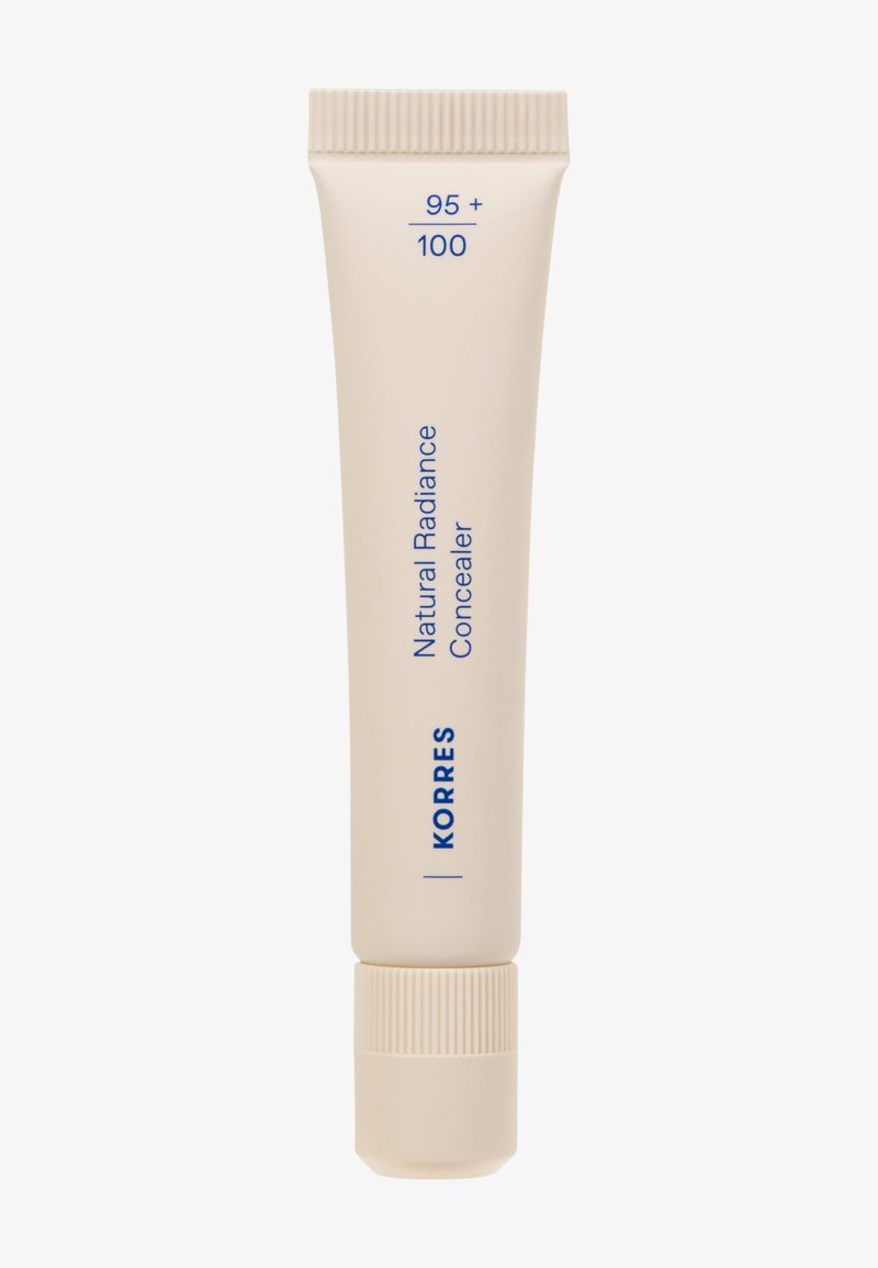 Beiger Tub von Korres Natural Radiance Concealer, mit geripptem Drehverschluss, blauer Schrift mit Produktdetails, schlanke und verlängerte Form.