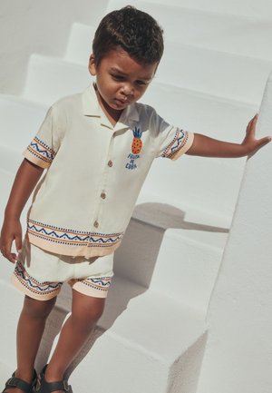 Next, REGULAR FIT - SHORT SLEEVE REVERE COLLAR SHIRT & SHORTS SET  . - Short en jean - ecru fruta de cuba print