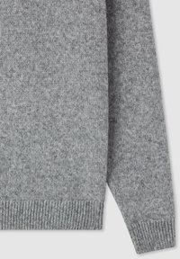 Maglione grigio lavorato a maglia con una superficie testurizzata, polsini e orlo a costine, e una vestibilità classica; senza fantasie o decorazioni.