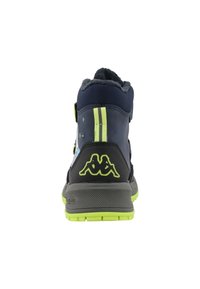 Zapatilla deportiva alta en color marino con acentos en gris y amarillo fluorescente. Cuenta con una suela texturizada, forro suave y detalles del logo en el talón.