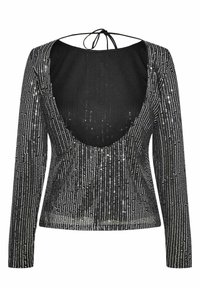 Maglia nera a maniche lunghe con scollo a V profondo e laccio sul retro. Caratterizzata da paillettes metalliche disposte in un motivo a righe verticali, creando un effetto testurizzato.