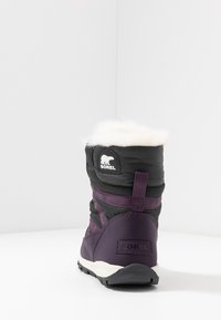 Lila und schwarze wasserdichte Stiefel mit einem Kragen aus Kunstpelz, Obermaterial aus strukturiertem Stoff und einer langlebigen Gummisohle mit einem Profil für besseren Halt.